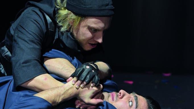 Helge Salnikau  (l.)   und Marcel Zuschlag als  Brüderpaar   im Stück "Dschihad Online" Martin Kaufhold