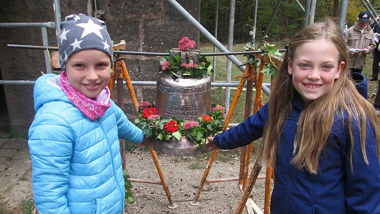 Als erste die Glocke berühren war ein Erlebnis für Hannah (links) und Antonia (rechts).  Winfried Ehling
