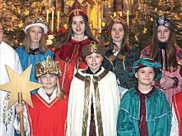 Steinbach — die Steinbacher Sternsinger wurden von Pfarrer Matthias Rusin (links) am Vorabend des Dreikönigstags für ihren Einsatz in der St. Wendelinus Kirche ausgesandt. Foto: Manuale Schneyer