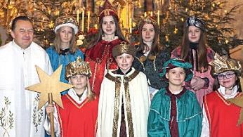 Steinbach — die Steinbacher Sternsinger wurden von Pfarrer Matthias Rusin (links) am Vorabend des Dreikönigstags für ihren Einsatz in der St. Wendelinus Kirche ausgesandt. Foto: Manuale Schneyer