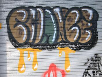 Street-Art bezeichnet  Kunst im öffentlichen Raum. Graffitis, wie dieser stilisierte Schriftzug des Wortes "Chance" in der Nähe des Bad Kissinger Bahnhofs, sind oft illegal an öffentlichen oder privaten Gebäuden angebracht. Benedikt Borst