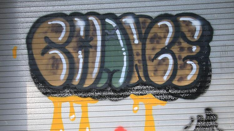 Street-Art bezeichnet  Kunst im öffentlichen Raum. Graffitis, wie dieser stilisierte Schriftzug des Wortes "Chance" in der Nähe des Bad Kissinger Bahnhofs, sind oft illegal an öffentlichen oder privaten Gebäuden angebracht. Benedikt Borst