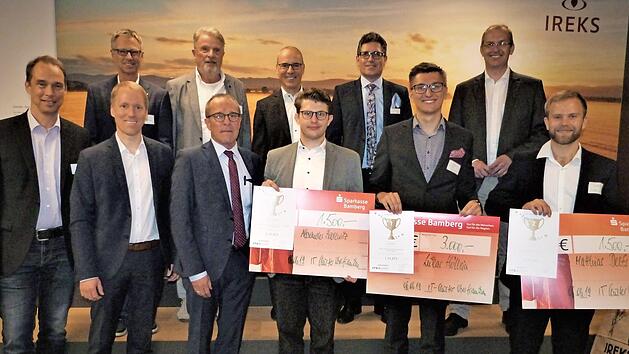 Die Preisträger des Absolventenpreises des IT-Clusters Oberfranken mit den Jury-Mitgliedern. Vorne von rechts Matthias Delfs, Lukas Höllein und Alexander Badewitz sowie stellvertretender Vorsitzender Thomas Felke, der die Preise mit Vorstandsvorsitzendem Hans Ulrich Gruber (oben Mitte) überreichte. Rechts neben ihm Klaus Langer für die gastgebende Firma Ireks.  Foto: Werner Reißaus