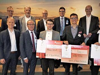 Die Preisträger des Absolventenpreises des IT-Clusters Oberfranken mit den Jury-Mitgliedern. Vorne von rechts Matthias Delfs, Lukas Höllein und Alexander Badewitz sowie stellvertretender Vorsitzender Thomas Felke, der die Preise mit Vorstandsvorsitzendem Hans Ulrich Gruber (oben Mitte) überreichte. Rechts neben ihm Klaus Langer für die gastgebende Firma Ireks.  Foto: Werner Reißaus