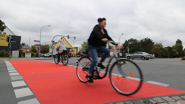 Passend zur reaktivierten AG Rad haben die Ampel&uuml;berg&auml;nge an der Kreuzung Adenauerallee/Bamberger Stra&szlig;e in Forchheim einen neuen, knallig roten Anstrich bekommen. Foto: Ronald Heck