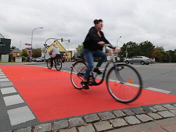 Passend zur reaktivierten AG Rad haben die Ampelübergänge an der Kreuzung Adenauerallee/Bamberger Straße in Forchheim einen neuen, knallig roten Anstrich bekommen. Foto: Ronald Heck