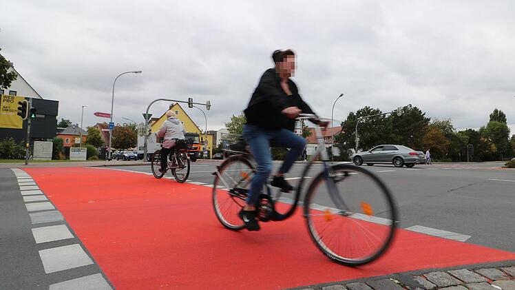 Passend zur reaktivierten AG Rad haben die Ampelübergänge an der Kreuzung Adenauerallee/Bamberger Straße in Forchheim einen neuen, knallig roten Anstrich bekommen. Foto: Ronald Heck