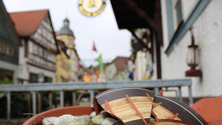 Erst beim genauen Hinsehen  erkennt der Passant den wahren Zustand des Hauses. Julia Raab