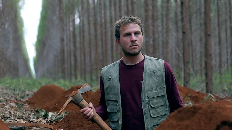 In R&uuml;ckblenden sieht man Jan Stadler (Max Hubacher) vor seinem Verschwinden. Ist er illegalen Machenschaften seines Arbeitgebers auf die Spur gekommen?