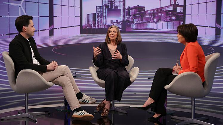 Johannes Winkel und Katrin G&ouml;ring-Eckardt brachten bei Sandra Maischberger (rechts) unterschiedliche Ideen zur Drosselung des Benzinpreises vor.