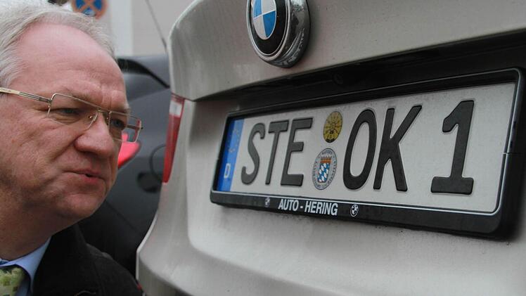 Für Ottmar Kerner aus Bad Staffelstein war es keine Frage, dass sein Auto ein STE-Kennzeichen bekommen würde - natürlich mit seinen Initialen. Foto: Matthias Einwag