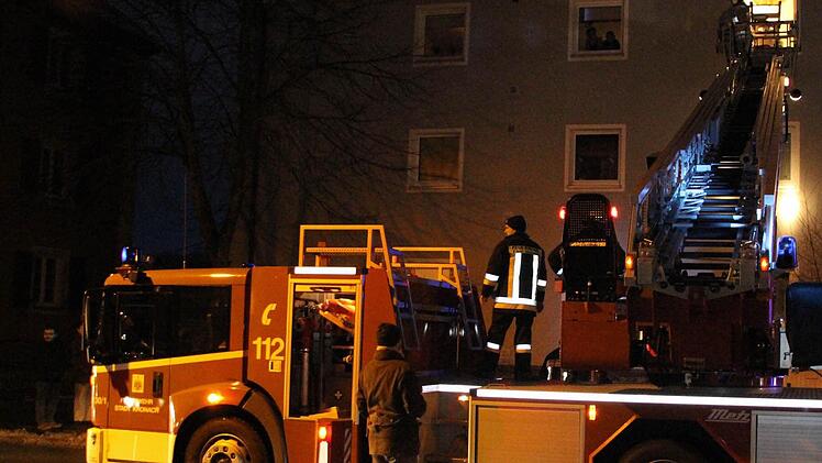 Die Drehleiter der Kronacher Feuerwehr wurde auf der Stöhrstraße postiert.  Foto: Friedwald Schedel