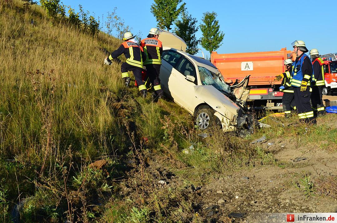 Lkw rammt Taxi auf B8