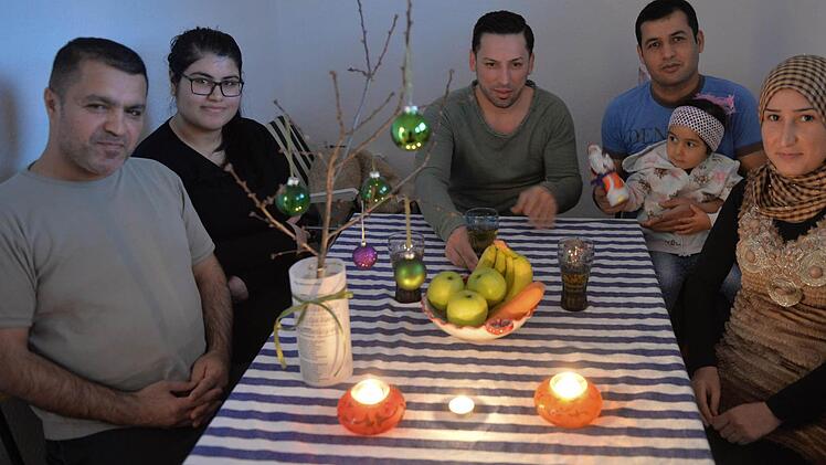 Barzan Sabah Mohammad mit seiner 19-jährigen Tochter Sarah, Orlando Gally als AWO-Migrationsverwalter, Ilyas Al-Ahmad und seiner Frau Azab (von links). Nicht zu vergessen Töchterchen Bailasan. Foto: Ronald Rinklef
