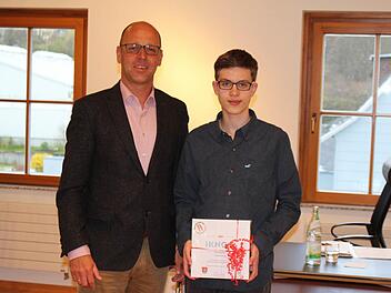 Erick Nietsch wurde von Bürgermeister Gerd Kleinhenz geehrt. Beim Schülerquiz "Wirtschaftswissen" hatte der junge Wildfleckener den zweiten Platz im bundesweiten Wettbewerb geholt. Foto: S. Schmitt-Mathea