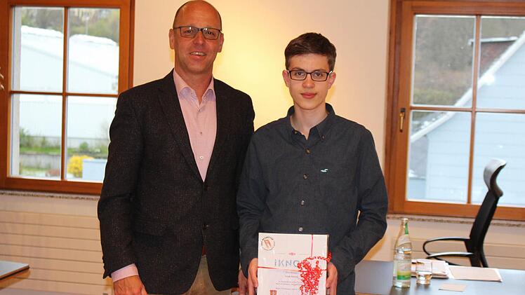Erick Nietsch wurde von Bürgermeister Gerd Kleinhenz geehrt. Beim Schülerquiz "Wirtschaftswissen" hatte der junge Wildfleckener den zweiten Platz im bundesweiten Wettbewerb geholt. Foto: S. Schmitt-Mathea