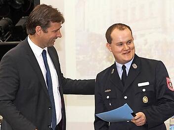 Landrat Hermann Ulm überreicht dem neuen KBM Florian Burkhardt die Ernennungsurkunde. Foto: Erl