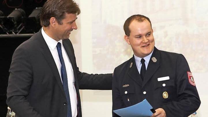 Landrat Hermann Ulm überreicht dem neuen KBM Florian Burkhardt die Ernennungsurkunde. Foto: Erl