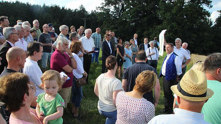 Kleine Völkerwanderung: Das Interesse an der Informationsverantaltung der Stadt über das geplante Neubaugebiet in Höferänger war riesengroß.  Foto: Stephan Tiroch