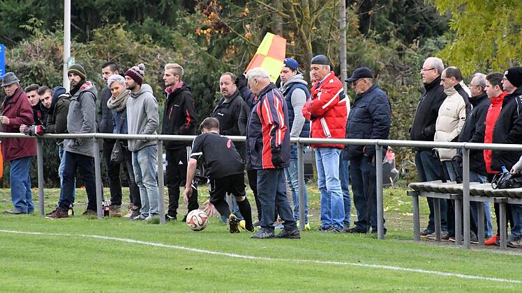 Szene aus dem Spiel des SC Diebach (dunkle Trikots) gegen die DJK Schondra (3:1). Foto: Hopf