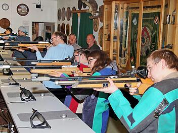 Die Schießanlage der königlich privilegierten Schützengesellschaft Münnerstadt wurde gründlich saniert und auf Elektronik umgestellt. Die Seilzüge sind verschwunden, deshalb können nun in der Halle auch die Bogenschützen üben.  Fotos: Dieter Britz