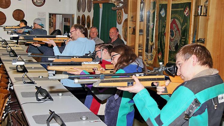 Die Schießanlage der königlich privilegierten Schützengesellschaft Münnerstadt wurde gründlich saniert und auf Elektronik umgestellt. Die Seilzüge sind verschwunden, deshalb können nun in der Halle auch die Bogenschützen üben.  Fotos: Dieter Britz