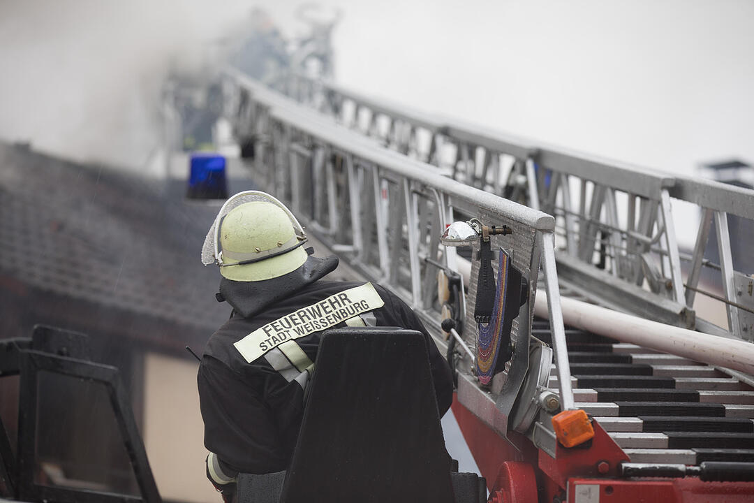 Brand in Doppelhaushälfte: Anderer Gebäudeteil in Mitleidenschaft gezogen - Bewohner leicht verletzt – Feuerwehr muss Dachstuhl öffnen, um Glutnester zu bekämpfen