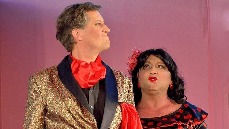 Premiere auf der Freilichtbühne des Theaters Schloss Maßbach von Jean Poirets "Ein Käfig voller Narren". Die Kult-Komödie, inszeniert von Rolf Heiermann, steht bis Ende Juli auf dem Programm. Marc Marchand und Wini Gropper in ihren Rollen als Nachtclub-Besitzer und "Mercedes". Fotos: Sebastian Worch