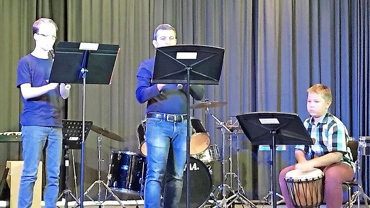 Männer an der Altblockflöte? In der Musikschule Ebern ist das Alltag und klingt wunderbar: Matthias Horn (links), Ivan Ivanov (Mitte) und Natanael Dinkel (rechts) mit dem Song "El mistorelo" aus Argentinien.