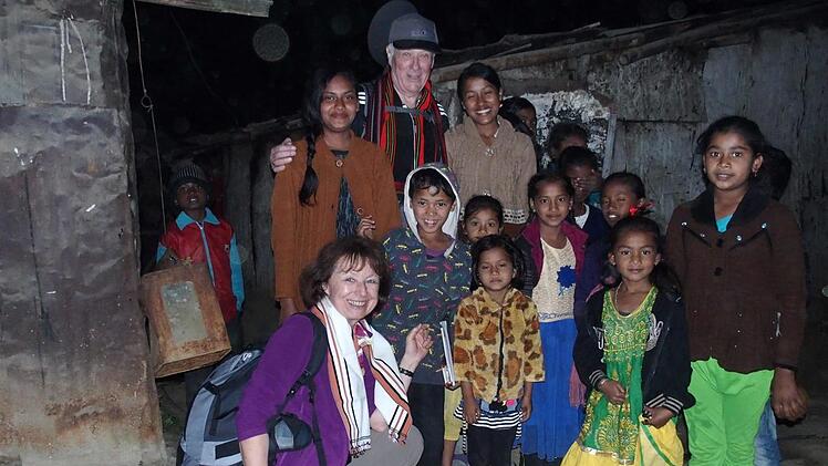 Anita und Ernst Klimek mit Kindern in Zubza  Foto: privat