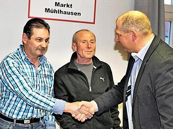 Richard Sapper und Hans Rückel sind die neuen Siebener. Bürgermeister Klaus Faatz (v. l.) gratuliert. Foto: Evi Seeger
