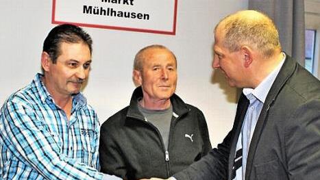 Richard Sapper und Hans Rückel sind die neuen Siebener. Bürgermeister Klaus Faatz (v. l.) gratuliert. Foto: Evi Seeger