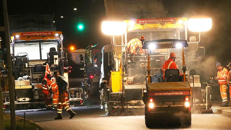 Wie hier in der Adenauer-Allee sollen die Asphaltierungsarbeiten auch in der Theodor-Heuss-Allee nachts passieren. Dafür wird die Straße zweimal komplett gesperrt. Foto: Josef Hofbauer/Archiv