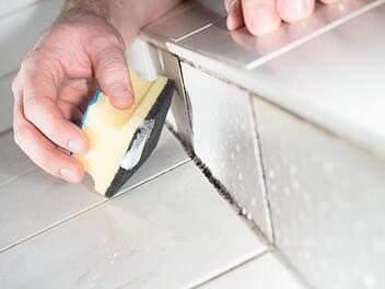 Schimmelpilze fühlen sich vor allem im Badezimmer wohl.