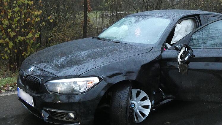 Wie auch an dem anderen Fahrzeug wurden im BMW die Airbags ausgelöst. Die Fahrerin wurde leicht verletzt.