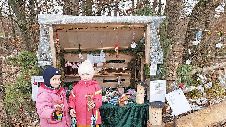 Alva und Marie bieten im Waldkindergarten nicht nur ihre Tannenzapfenmännchen zum Verkauf an.  Foto: privat