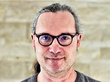 Autor Armin Rittel (49) mit seinem Debütroman.