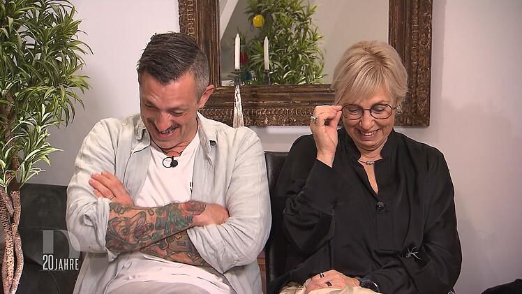 Als Moritz und Katrin den Abend Revue passieren lassen, kommen ihnen vor Lachen die Tr&auml;nen.