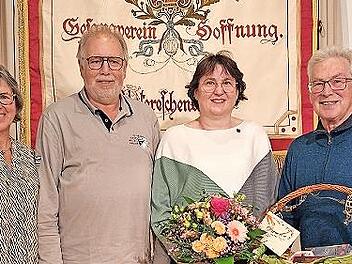 Das Bild zeigt Vorsitzende Lydia Oppelt, Bernd Bayer, Heike Schmitt sowie den zweiten Vorsitzenden Georg Schuler.