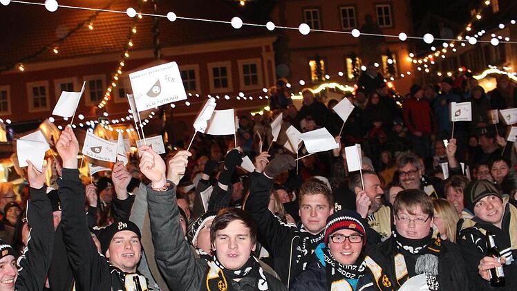 Die Fans des FC Brünnau. Foto: Peter Pfannes