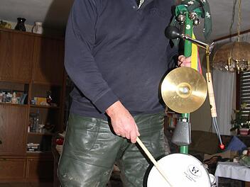 Helmut Hofmann mit seiner Teufelsgeige. Foto: Sonja Adam