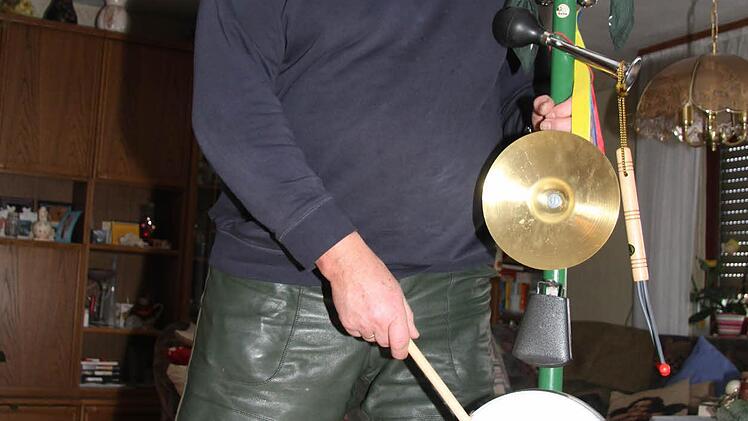 Helmut Hofmann mit seiner Teufelsgeige. Foto: Sonja Adam