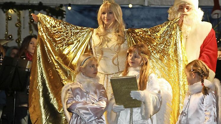 Christkind, Nikolaus und Engel eröffneten den Weihnachtsmarkt.  Foto: Andreas Brandl