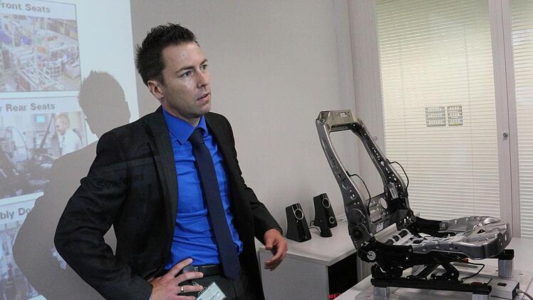 Angekommen in Coventry: Hülsemann präsentiert die Änderungen am Sitzmodell...