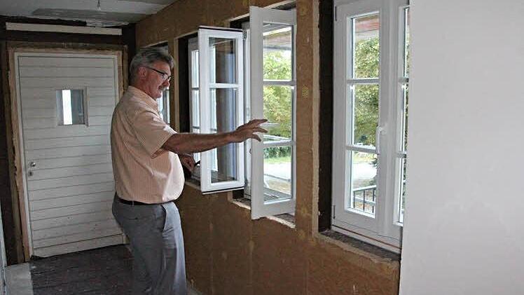 Der Umbau des Rathauses in Untermerzbach geht zügig voran, wie Bürgermeister Helmut Dietz vor der Sitzung des Gemeinderates erklärte. Neue Fenster sind im Erdgeschoss rückseitig eingebaut.  Foto: Helmut Will