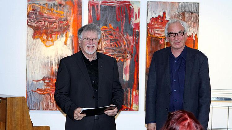 Vorsitzender Karol J. Hurec dankte dem Münchner Künstler Horst Thürheimer für seine attraktive Ausstellung in Kronach. Foto: Michael Wunder