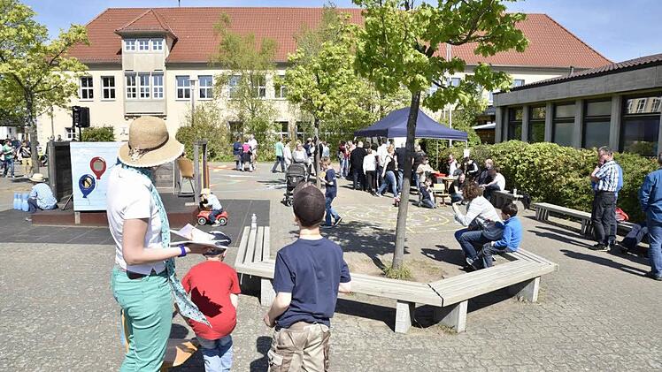Mit einem großen Fest wurde der Pausenhof von den Schülerinnen, Schülern, Lehrern und Eltern offiziell eingeweiht. Foto: Gerold Snater