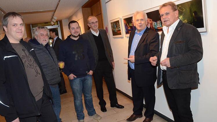 Von rechts Bürgermeister Wolfgang Beiergrößlein, Hartmut Nenninger, sowie Stadtrat Karl H. Fick im Gespräch mit zwei Preisträgern Alexander Heckmann (3.v.l.) und Falk Bätz (links), deren Fotos auch in der Ausstellung zu sehen sind. Foto: Karl-Heinz Hofmann