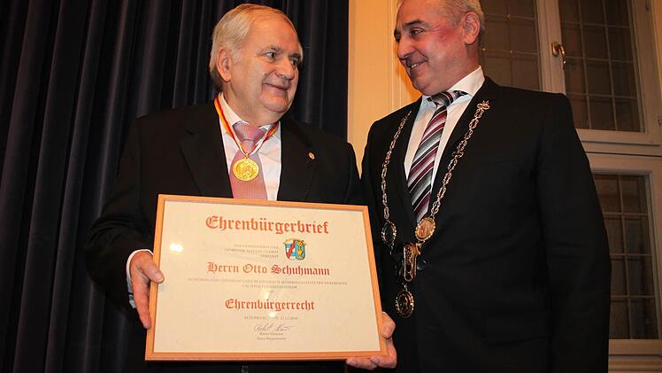 Otto Schuhmann (links) hat sich hohe Verdienste um Altenkunstadt erworben. Dafür wurde er zum Ehrenbürger der Gemeinde ernannt. Unser Bild zeigt ihn mit Bürgermeister Robert Hümmer.