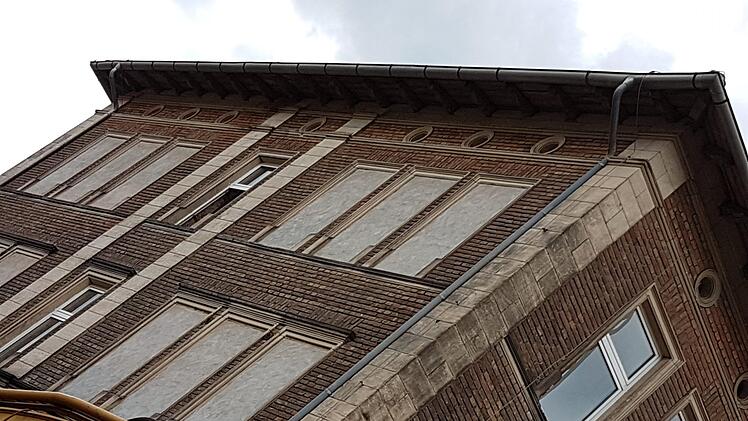 Das VHS-Gebäude mit den zugemauerten Fenstern. Foto: Marco Meißner